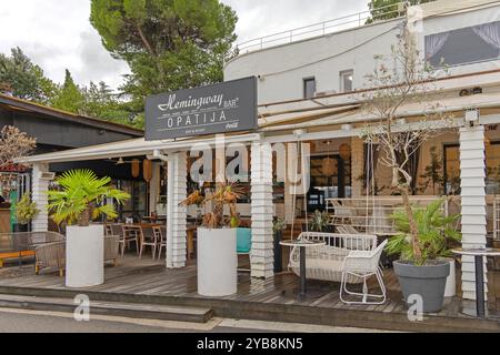 Opatija, Kroatien - 08. Oktober 2024: Hemingway Bar Day and Night Club Building in der Zert Street Herbst. Stockfoto