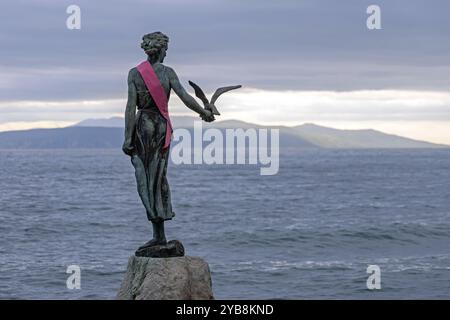 Opatija, Kroatien - 08. Oktober 2024: Bronzestatue des Mädchens mit der Möwe an der Steinernen Adria Historisches Wahrzeichen aus dem Jahr 1956. Stockfoto