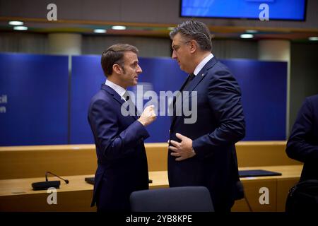 Brüssel, Belgien Oktober 2024. Der französische Präsident Emmanuel Macron (links) unterhält sich mit dem kroatischen Premierminister Andrej Plenkovic (rechts) vor Beginn des zweitägigen Gipfels des Europäischen Rates am 17. Oktober 2024 in Brüssel, Belgien. Kredit: Ukrainischer Ratsvorsitz/Pressestelle Des Ukrainischen Präsidenten/Alamy Live News Stockfoto