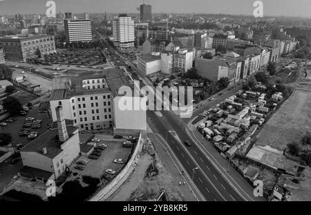 Potsdamer Platz Deutschland, Berlin, 17.10.1991, Stresemannstraße, vom Jumping - Kran aus gesehen: Blick zum Askanischen Platz Anhalter Bahnhof, Â *** Potsdamer Platz Germany, Berlin, 17 10 1991, Stresemannstraße, vom springenden Kranblick zum Askanischen Platz Anhalter Bahnhof, Â Stockfoto