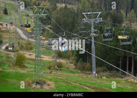 Hahnenklee, Deutschland. Oktober 2024. Mountainbiker und Wanderer sitzen in einer Gondel und Sessellift auf dem Bocksberg im Harz. Die Sommersaison auf dem 727 Meter hohen Bocksberg im Landkreis Hahnenklee Goslar dauert bis zum 27.10.2024. Quelle: Swen Pförtner/dpa/Alamy Live News Stockfoto