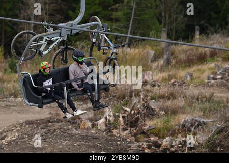 Hahnenklee, Deutschland. Oktober 2024. Mountainbiker sitzen im Sessellift auf dem Bocksberg im Harz. Die Sommersaison auf dem 727 Meter hohen Bocksberg im Landkreis Hahnenklee Goslar dauert bis zum 27.10.2024. Quelle: Swen Pförtner/dpa/Alamy Live News Stockfoto