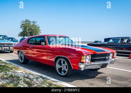 Gulfport, MS - 03. Oktober 2023: Hochperspektivische Vorderansicht eines Chevrolet Chevelle Malibu SS Coupés aus dem Jahr 1971 auf einer lokalen Autoshow. Stockfoto