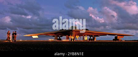 AMERIKANISCHER NORTHROP B-2 SPIRIT TARNBOMBER. Ein Wartungsteam, das 2004 eine B-2 auf der Andersen Air Force Base in Guam betreute. Foto: U.S. Air Force Stockfoto