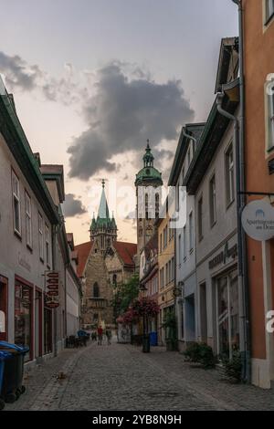 Malerischer zentraler Blick vom Steinweg in Richtung Naumburger Dom im Sommer 2024, Naumburg, Sachsen-Anhalt, Deutschland, Europa Stockfoto