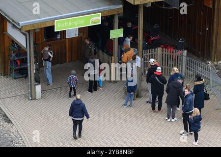 Hahnenklee, Deutschland. Oktober 2024. Besucher stehen auf der SommerrodelBob Sommerrodelbahn auf dem Bocksberg im Harz. Die Sommersaison auf dem 727 Meter hohen Bocksberg im Landkreis Hahnenklee Goslar dauert bis zum 27.10.2024. Quelle: Swen Pförtner/dpa/Alamy Live News Stockfoto