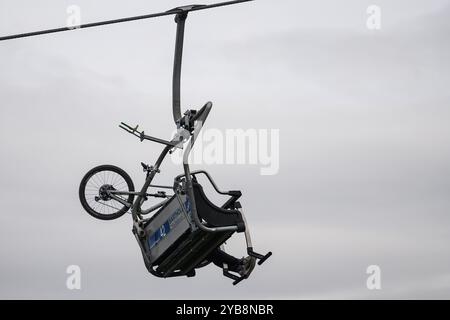 Hahnenklee, Deutschland. Oktober 2024. Ein Mountainbiker sitzt in einem Sessellift auf dem Bocksberg im Harz. Die Sommersaison auf dem 727 Meter hohen Bocksberg im Landkreis Hahnenklee Goslar dauert bis zum 27.10.2024. Quelle: Swen Pförtner/dpa/Alamy Live News Stockfoto