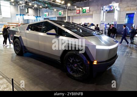 Tesla Cybertruck elektrischer Pickup auf der Pariser Automobilausstellung. Paris, Frankreich - 14. Oktober 2024 Stockfoto