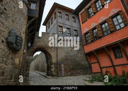 Plovdiv, Bulgarien - 5. Oktober 2024: Hisar Kapia ist ein mittelalterliches Tor in Plovdiv, Bulgarien. Stockfoto