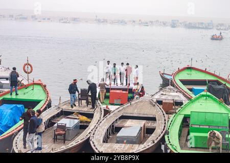 Freizeitboote am Ufer von Varanasi Ghat. Varanasi Uttar Pradesh Indien Südasien 21. Dezember 2023 Stockfoto