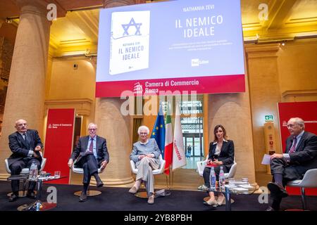 Rom, Rm, Italien. Oktober 2024. „Der Antisemitismus wurde nie wirklich überwunden“, sagt NATHANIA ZEVI (italienische Journalistin), die ihr Buch in Rom vorstellt. LILIANA SEGRE (italienische Holocaust-Überlebende, die wegen ihrer herausragenden patriotischen Verdienste im sozialen Bereich Senatorin für das Leben wurde) nimmt an der Präsentation Teil. (Kreditbild: © Marco Di Gianvito/ZUMA Press Wire) NUR REDAKTIONELLE VERWENDUNG! Nicht für kommerzielle ZWECKE! Stockfoto