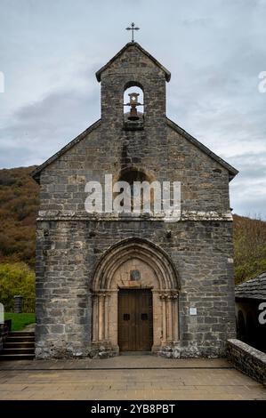 Gotische Kapelle Iglesia de Santiago, Roncesvalles, Navarra, Spanien. Oktober 2021 Stockfoto