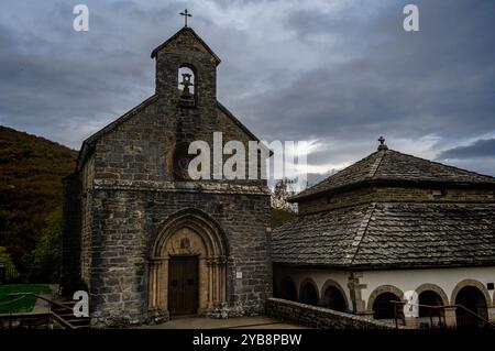 Gotische Kapelle Iglesia de Santiago, Roncesvalles, Navarra, Spanien. Oktober 2021 Stockfoto