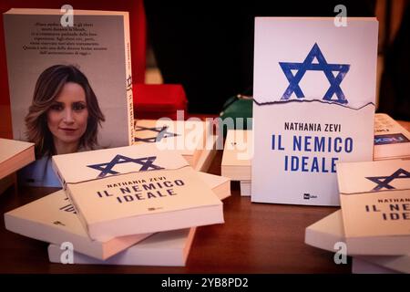 Rom, Rm, Italien. Oktober 2024. „Der Antisemitismus wurde nie wirklich überwunden“, sagt Nathania Zevi (italienische Journalistin), die ihr Buch in Rom vorstellt. (Kreditbild: © Marco Di Gianvito/ZUMA Press Wire) NUR REDAKTIONELLE VERWENDUNG! Nicht für kommerzielle ZWECKE! Stockfoto