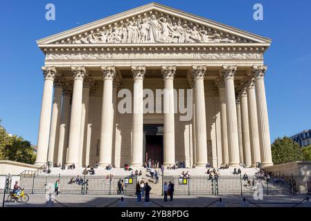 Paris, Frankreich 10.16.2024 Menschen sitzen auf den Stufen der Kirche "La Madeleine" in Paris Stockfoto