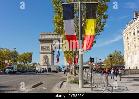 Belgische und französische Flaggen hängen auf der Avenue des Champs-Elysées für den königlichen Besuch von König Philippe und Königin Matilde von Belgien Stockfoto