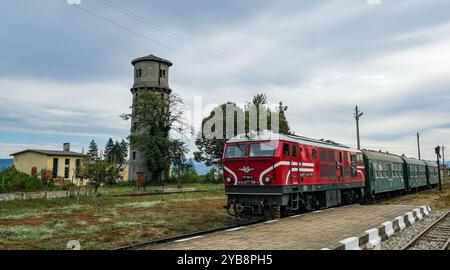 Bansko, Bulgarien - 10. Oktober 2024: Ein Zug am Schmalspurbahnhof Bansko in Bulgarien. Stockfoto