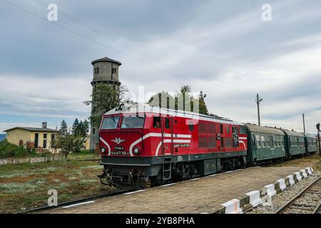 Bansko, Bulgarien - 10. Oktober 2024: Ein Zug am Schmalspurbahnhof Bansko in Bulgarien. Stockfoto