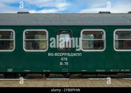 Bansko, Bulgarien - 10. Oktober 2024: Ein Zug am Schmalspurbahnhof Bansko in Bulgarien. Stockfoto