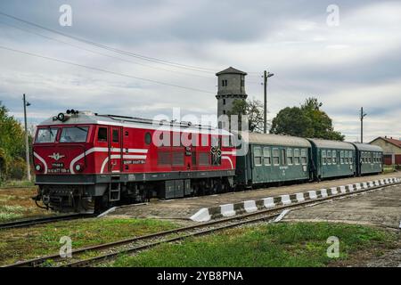 Bansko, Bulgarien - 10. Oktober 2024: Ein Zug am Schmalspurbahnhof Bansko in Bulgarien. Stockfoto