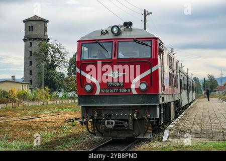 Bansko, Bulgarien - 10. Oktober 2024: Ein Zug am Schmalspurbahnhof Bansko in Bulgarien. Stockfoto