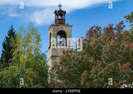 Bansko, Bulgarien - 10. Oktober 2024: Die Heilige Dreifaltigkeitskirche ist ein ostorthodoxes Kirchengebäude in Bansko, Bulgarien. Stockfoto