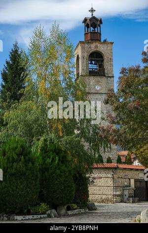 Bansko, Bulgarien - 10. Oktober 2024: Die Heilige Dreifaltigkeitskirche ist ein ostorthodoxes Kirchengebäude in Bansko, Bulgarien. Stockfoto