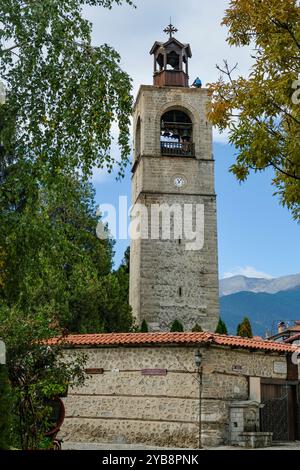 Bansko, Bulgarien - 10. Oktober 2024: Die Heilige Dreifaltigkeitskirche ist ein ostorthodoxes Kirchengebäude in Bansko, Bulgarien. Stockfoto