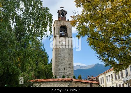 Bansko, Bulgarien - 10. Oktober 2024: Die Heilige Dreifaltigkeitskirche ist ein ostorthodoxes Kirchengebäude in Bansko, Bulgarien. Stockfoto