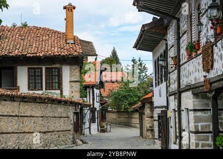 Bansko, Bulgarien - 10. Oktober 2024: Blick auf eine Straße in der Altstadt von Bansko, Bulgarien. Stockfoto