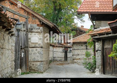 Bansko, Bulgarien - 10. Oktober 2024: Blick auf eine Straße in der Altstadt von Bansko, Bulgarien. Stockfoto