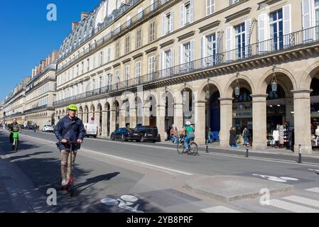 Paris, Frankreich 10.04.2024 typisches Haussmannisches Gebäude und Bögen in der Rue de Rivoli Stockfoto