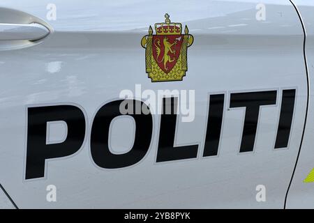 Oslo, Norwegen. Oktober 2024. Der Schriftzug und das Logo der norwegischen Polizei sind auf einem Streifenwagen in Oslo zu sehen. Quelle: Steffen Trumpf/dpa/Alamy Live News Stockfoto