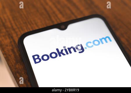 17. Oktober 2024, Portugal. In dieser Abbildung wird das Buchungslogo auf einem Smartphone-Bildschirm angezeigt Stockfoto