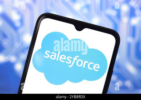 17. Oktober 2024, Portugal. In dieser Abbildung wird das Salesforce Logo auf einem Smartphone-Bildschirm angezeigt Stockfoto