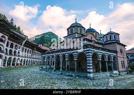 Rila, Bulgarien - 12. Oktober 2024: Ansicht des Rila-Klosters in Bulgarien. Stockfoto