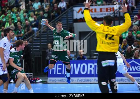 Wetzlar, Deutschland. Oktober 2024. Wetzlar, 17. Oktober 2024: Jona Schoch ( 22 Wetzlar) während des Liqui Moly Handball-Bundesliga-Spiels zwischen HSG Wetzlar und HSV Handball in der Buderus-Arena in Wetzlar. (Julia Kneissl/SPP) Credit: SPP Sport Press Photo. /Alamy Live News Stockfoto