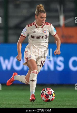 Biella, Italien. Oktober 2024. Linda Dallmann von Bayern München während des Spiels der UEFA Women's Champions League im Stadio Comunale Vittorio Pozzo Lamarmora, Biella. Der Bildnachweis sollte lauten: Jonathan Moscrop/Sportimage Credit: Sportimage Ltd/Alamy Live News Stockfoto