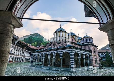 Rila, Bulgarien - 12. Oktober 2024: Ansicht des Rila-Klosters in Bulgarien. Stockfoto