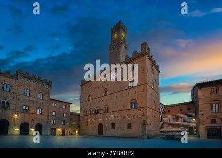 Zentraler Platz in Volterra und mittelalterlicher Palast Palazzo Dei priori bei Sonnenuntergang. Provinz Pisa, Toskana, Italien, Europa Stockfoto