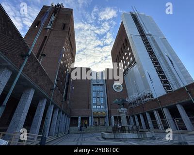 Oslo, Norwegen. Oktober 2024. Rathaus (Oslo rådhus). Der Friedensnobelpreis wird hier jedes Jahr am 10. Dezember verliehen. Quelle: Steffen Trumpf/dpa/Alamy Live News Stockfoto