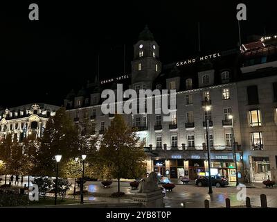 Oslo, Norwegen. Oktober 2024. Das Grand Hotel im Stadtzentrum ist nachts beleuchtet. Das Hotel beherbergt traditionell Friedensnobelpreisträger, wenn sie zur Preisverleihung nach Oslo kommen. Quelle: Steffen Trumpf/dpa/Alamy Live News Stockfoto