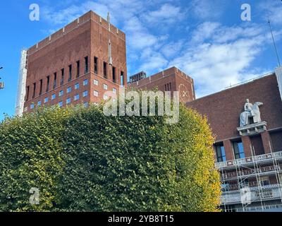 Oslo, Norwegen. Oktober 2024. Rathaus (Oslo rådhus). Der Friedensnobelpreis wird hier jedes Jahr am 10. Dezember verliehen. Quelle: Steffen Trumpf/dpa/Alamy Live News Stockfoto