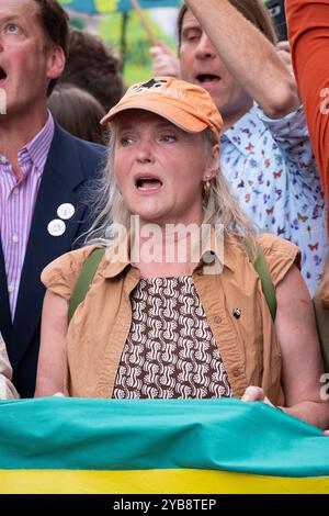 London, Großbritannien. Juni 2024. Schauspielerin und WWF-Botschafterin Miranda Richardson bei der Restore Nature Now Demonstration in London, die zu dringenden politischen Maßnahmen in Bezug auf Natur- und Klimakrisen aufrief. Stockfoto