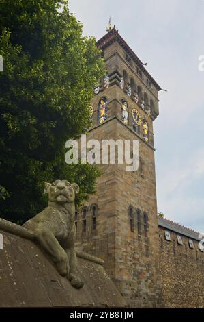 Wales, Cardiff - 30. Juni 2024: Clock Tower und Animal Wall auf Cardiff Castle. Stockfoto