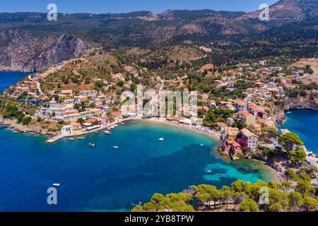 Luftaufnahme von Assos, Kefalonia. Malerisches Dorf auf einer Halbinsel, umgeben von türkisfarbenem Wasser. Bunte Häuser, kleiner Strand und Boote i Stockfoto