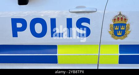 Stockholm, Schweden. Oktober 2024. Ein schwedischer Polizeiwagen steht in der Altstadt von Stockholm. Der Königspalast ist im Hintergrund zu sehen. Quelle: Steffen Trumpf/dpa/Alamy Live News Stockfoto