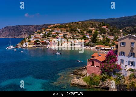 Luftaufnahme von Assos, Kefalonia. Malerisches Dorf auf einer Halbinsel, umgeben von türkisfarbenem Wasser. Bunte Häuser, kleiner Strand und Boote i Stockfoto