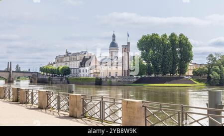 Boulevard entlang des Flusses Saone mit Blick auf die Insel Saint-Laurent und unser du doyenne in Chalon-sur-Saone in der Region Bourgogne in Frankreich Stockfoto