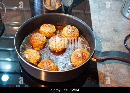 Fleischbällchen in einer Pfanne Stockfoto